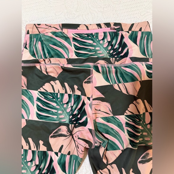 Nike Dri-Fit Women's Size medium Pink Boxed Botanical Fast Crop Leggings - Picture 5 of 5